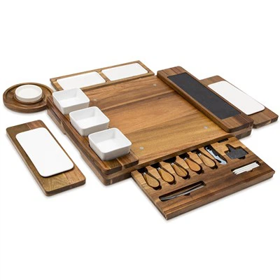 Tablero de queso de pizarra de madera con cubiertos